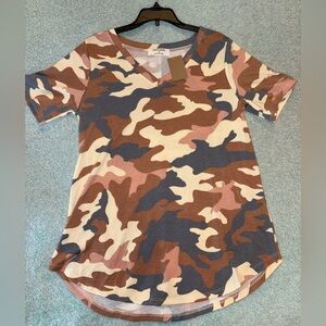 New with tags Camo print short sleeve tee, women’s size small, Zenana outfitters
